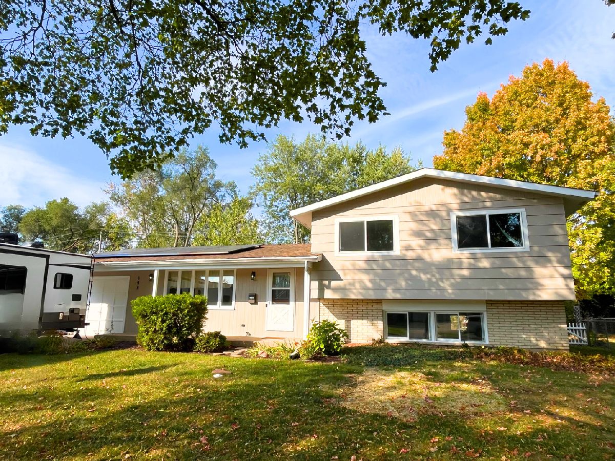  For Sale Crystal Lake Illinois, 698 Sussex Lane