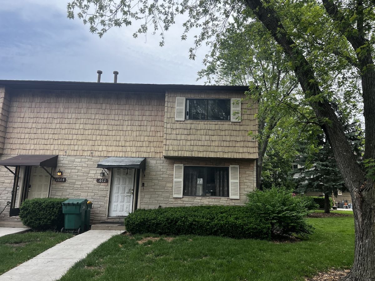  For Sale Wheeling Illinois, 1602 Chippewa Trail