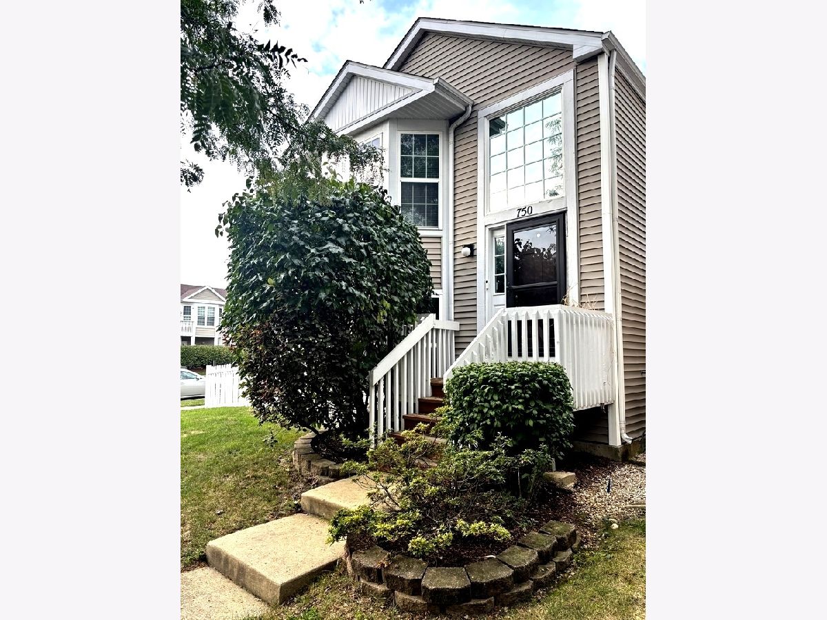 Homes & Townhomes & Condos Sold Hometown Aurora Illinois, 750 Four Seasons