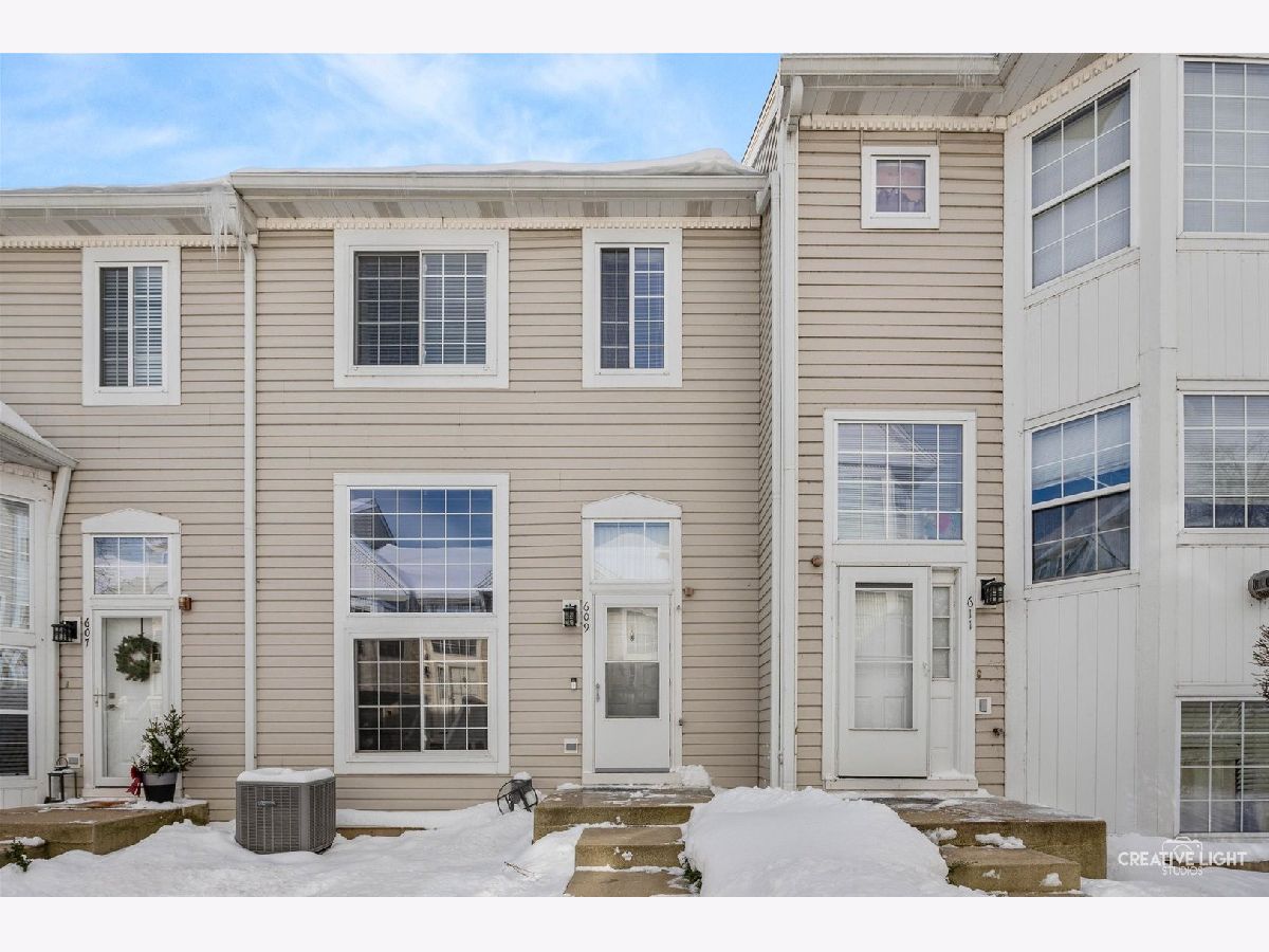  For Sale North Aurora Illinois, 609 Hidden Creek Lane