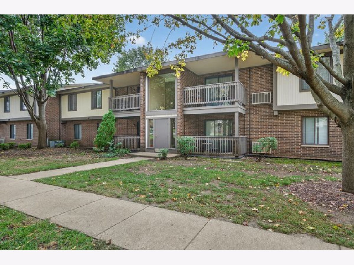  For Sale Crystal Lake Illinois, 584 Somerset Lane