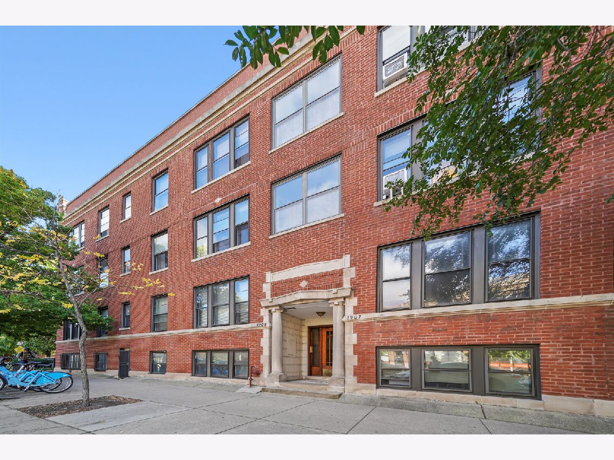 Condominiums For Sale The Montre'cott Chicago Illinois, 1907 Montrose Avenue