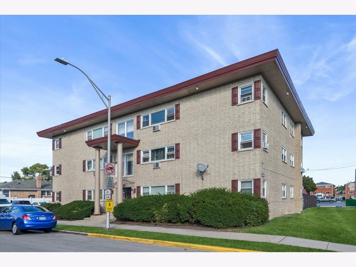  For Sale Bellwood Illinois, 5011 Saint Charles Road