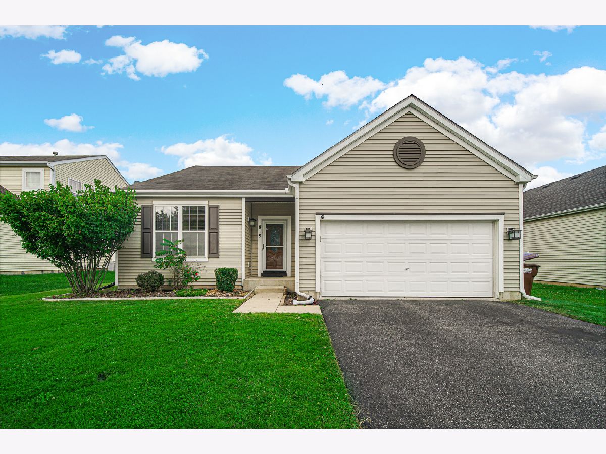  For Sale Woodstock Illinois, 1819 Woodside Drive