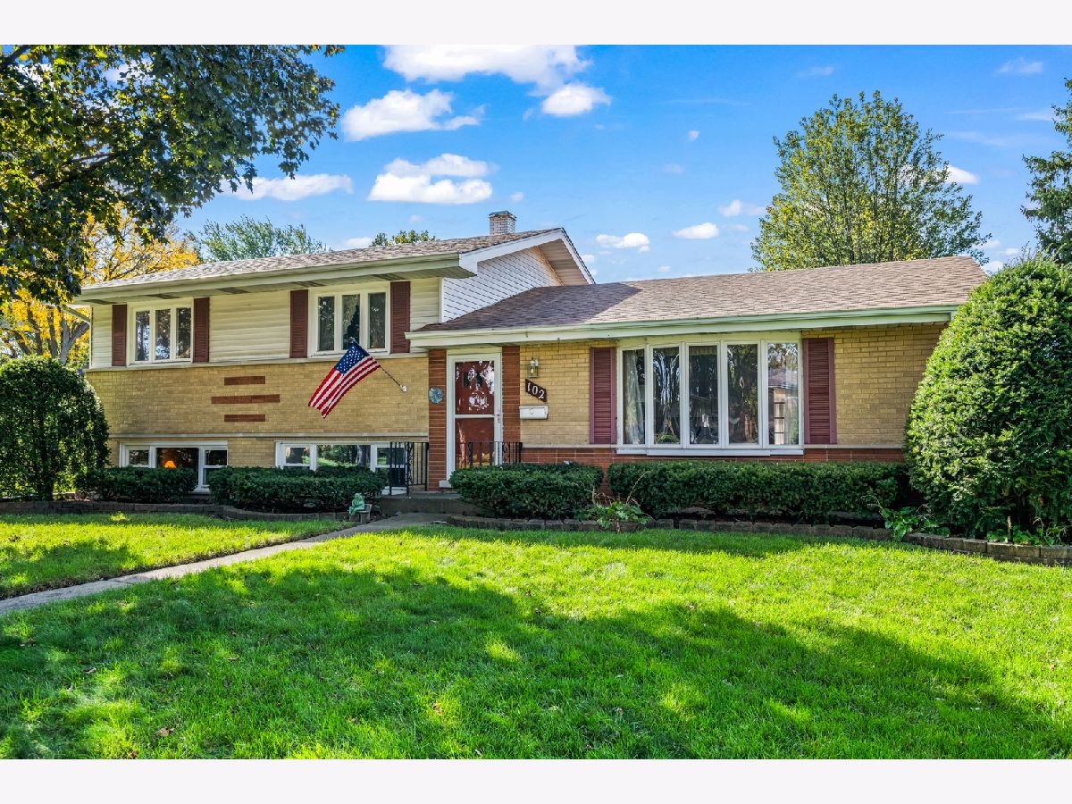 Homes For Sale Fairview Gardens Mount Prospect Illinois, 102 Yates Lane