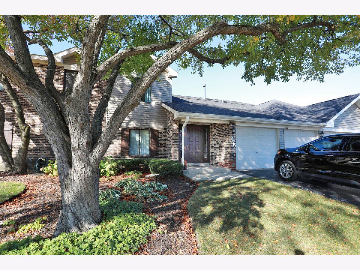 Condominiums For Sale Cross Creek Roselle Illinois, 676 Cross Creek Drive