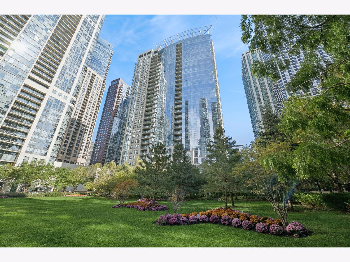 Condos & Townhomes For Sale Lancaster Chicago Illinois, 201 Westshore Drive