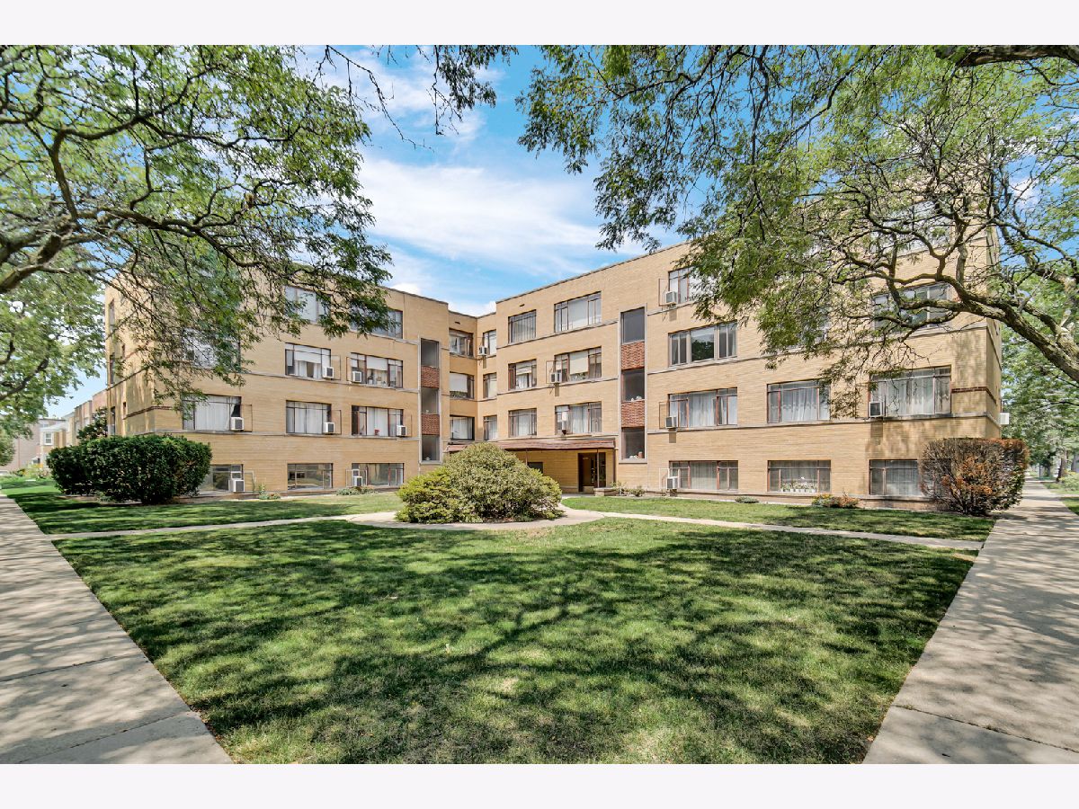  For Sale Chicago Illinois, 2710 Summerdale Avenue