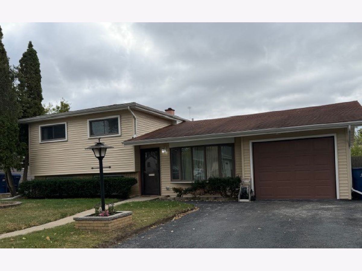  For Sale Waukegan Illinois, 2713 Varonen Avenue