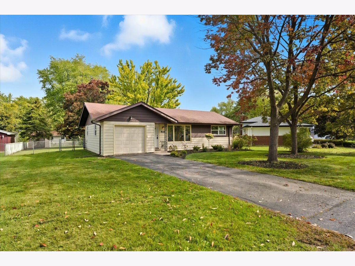 Homes For Rent Venetian Village Lindenhurst Illinois, 2124 Burr Oak
