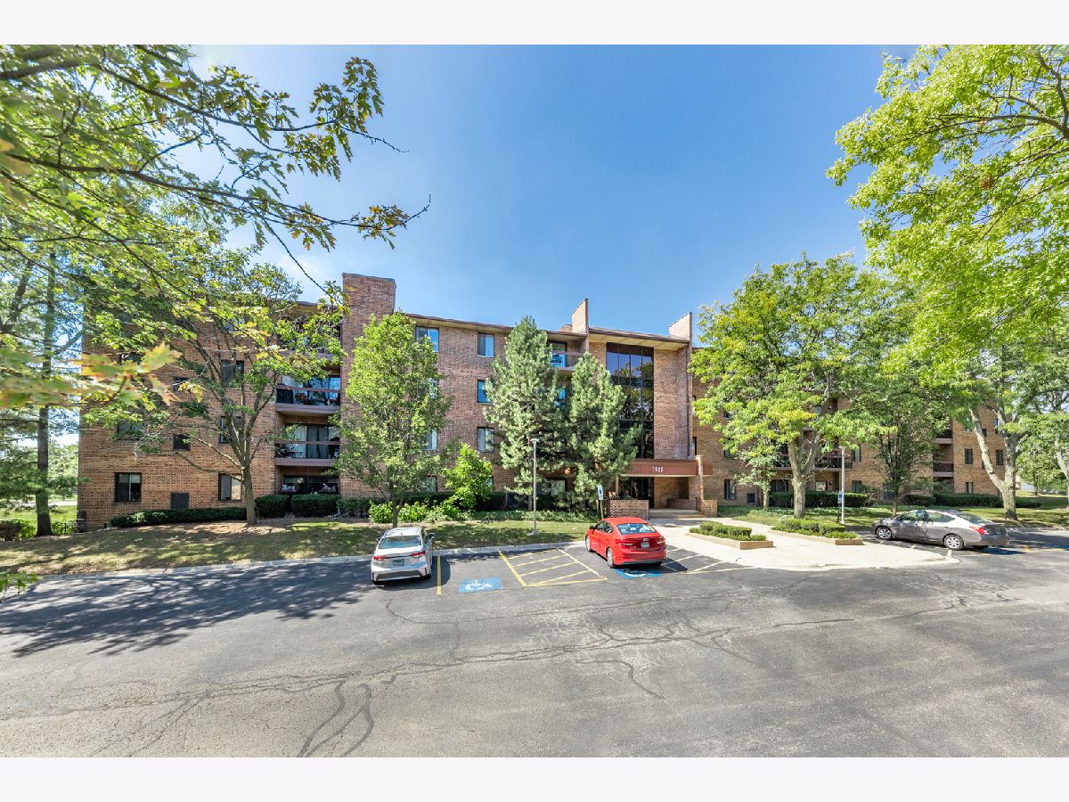For Sale Darien Illinois, 7525 Nantucket Drive