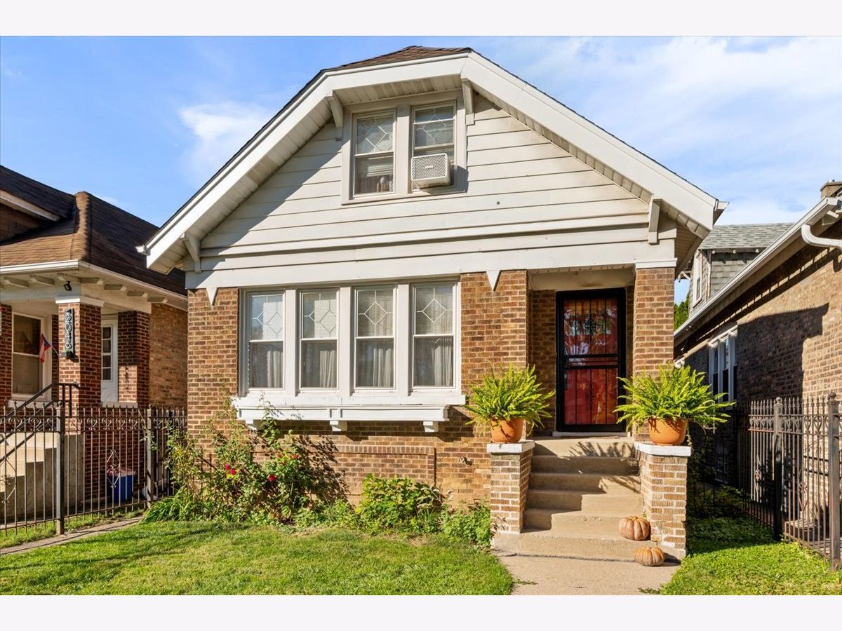  For Sale Chicago Illinois, 2050 Laporte Avenue
