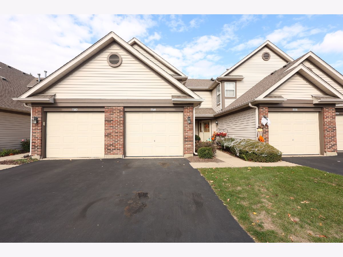 Townhomes & Condos For Rent Briar Pointe Schaumburg Illinois, 1840 Grove