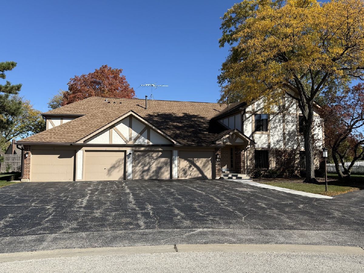 Condominiums & Homes For Sale Kingsport Estates Schaumburg Illinois, 924 Surrey Drive