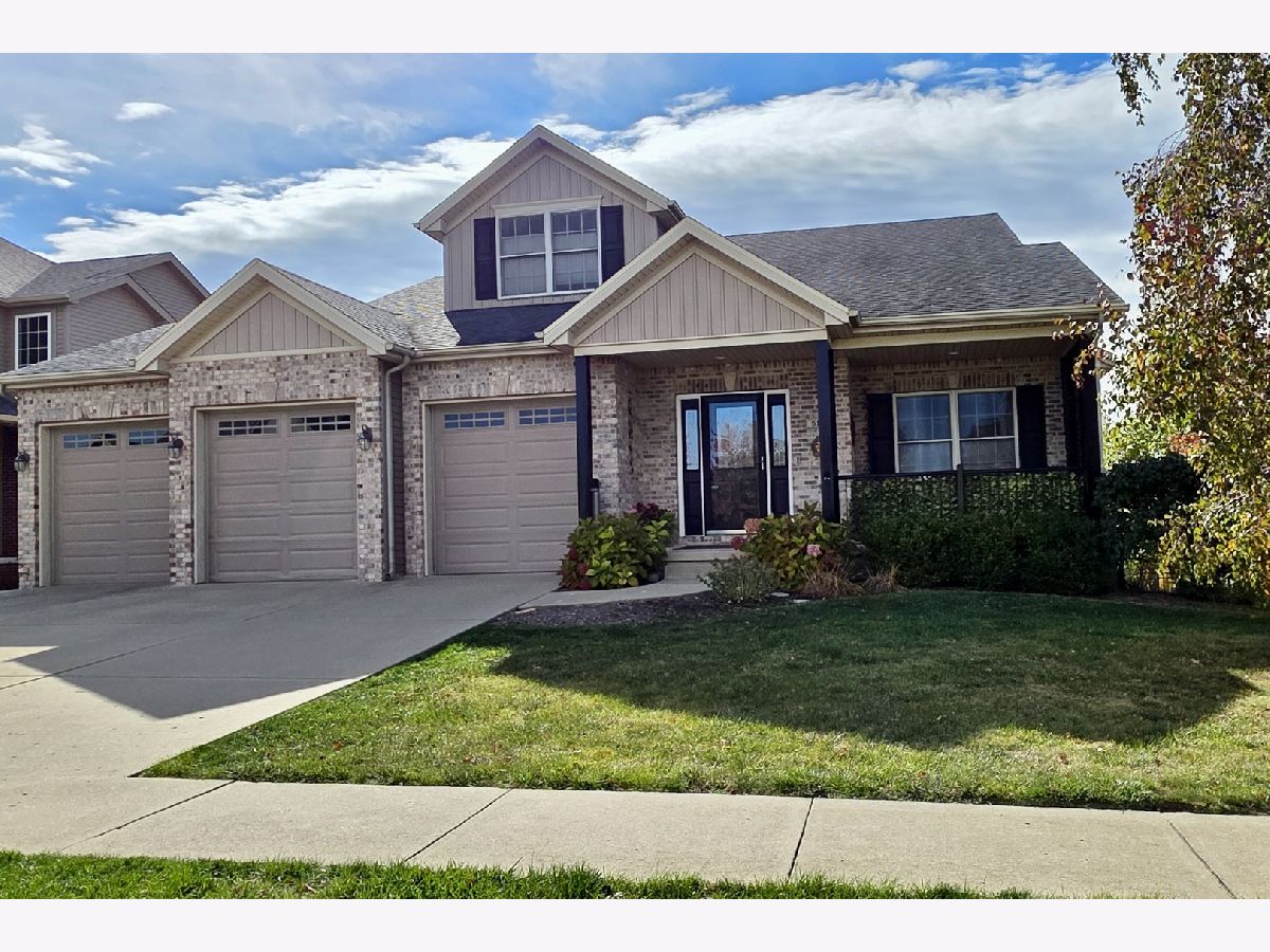 Homes & Condos & Townhomes For Sale Grove On Kickapoo Creek Bloomington Illinois, 5101 Londonderry Road