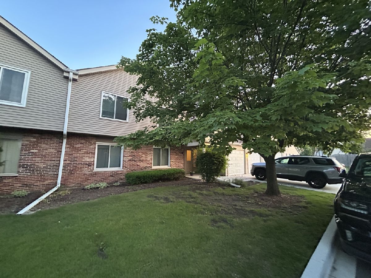 Condos & Townhomes For Sale Park Lane Woodridge Illinois, 7030 Park Lane Court