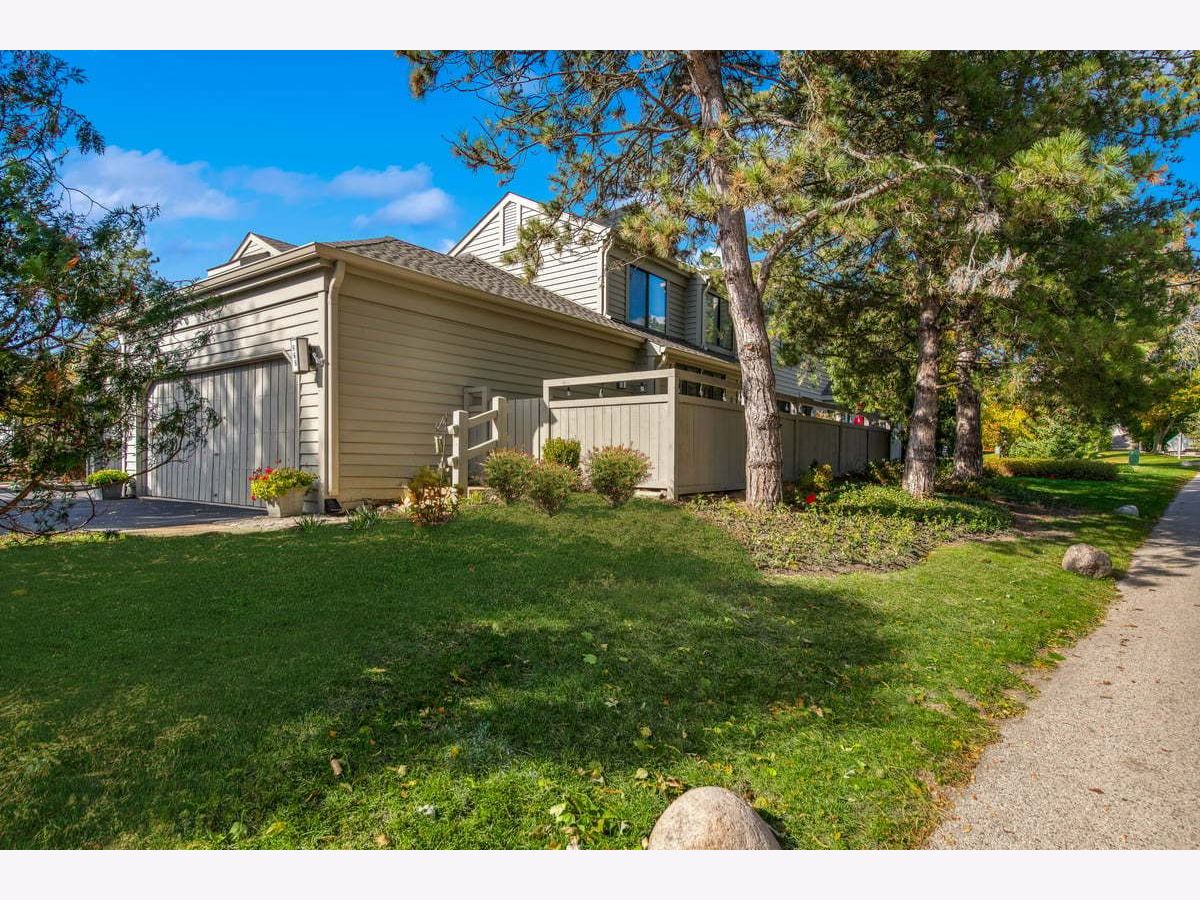 Townhomes & Condos For Sale Lake Barrington Shores Lake Barrington Illinois, 868 Longmeadow Court