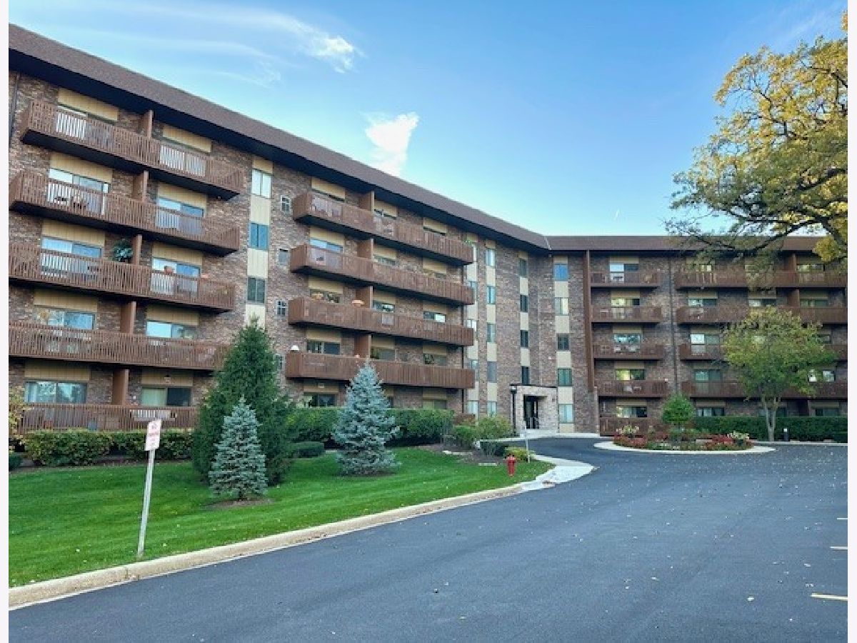 Condominiums For Sale Medinah On The Lake Bloomingdale Illinois, 120 Lakeview Drive