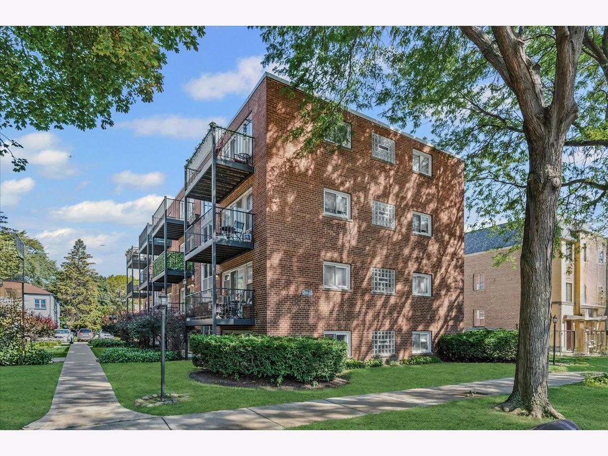  For Sale Chicago Illinois, 2620 Catalpa Avenue