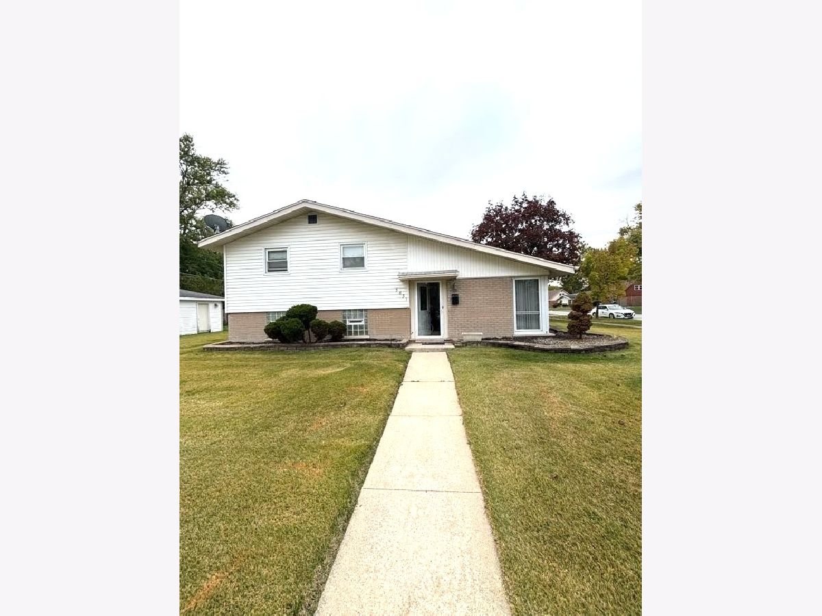  For Sale Country Club Hills Illinois, 3831 168th Street