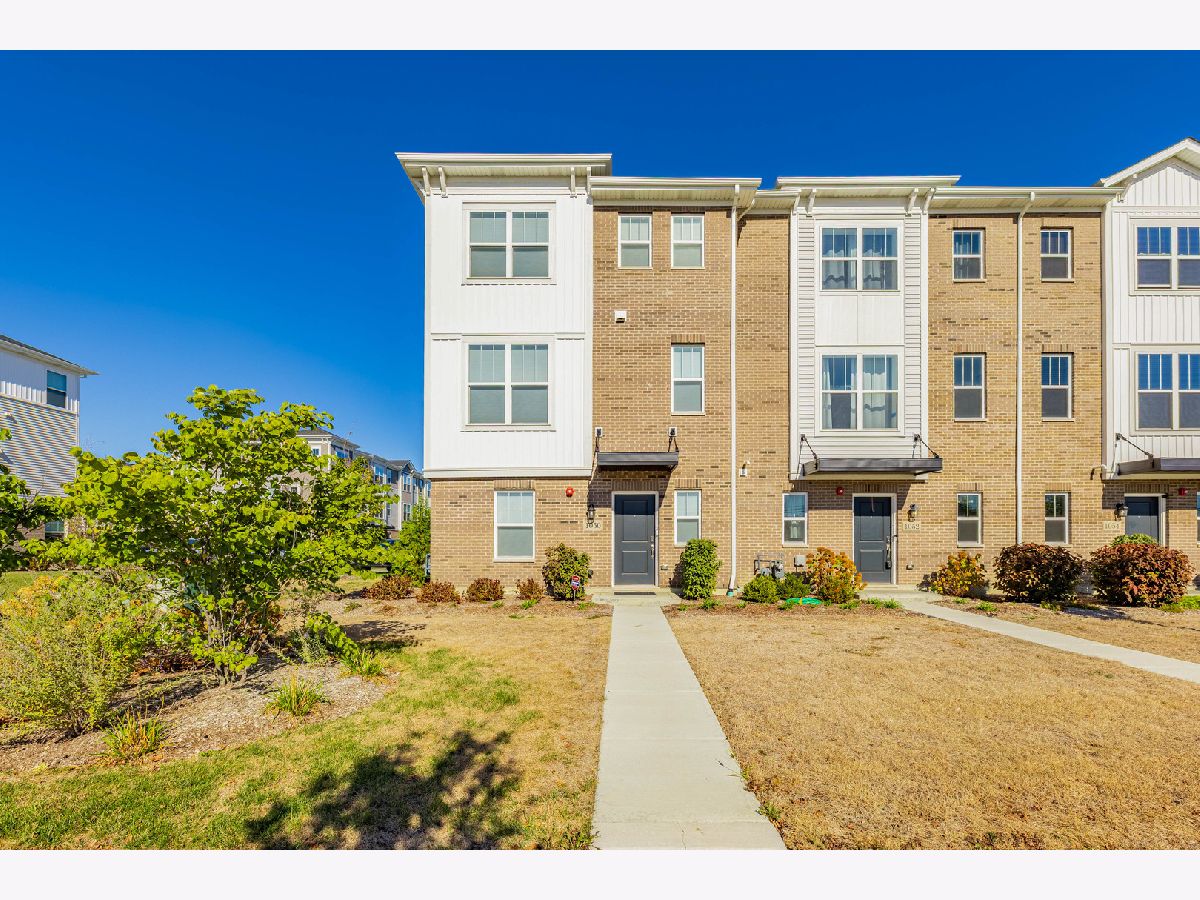 Condos & Townhomes For Sale Halston Market Des Plaines Illinois, 1050 Oakton Street