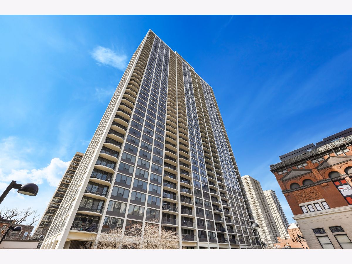 Condominiums For Sale James House Chicago Illinois, 1560 Sandburg Terrace