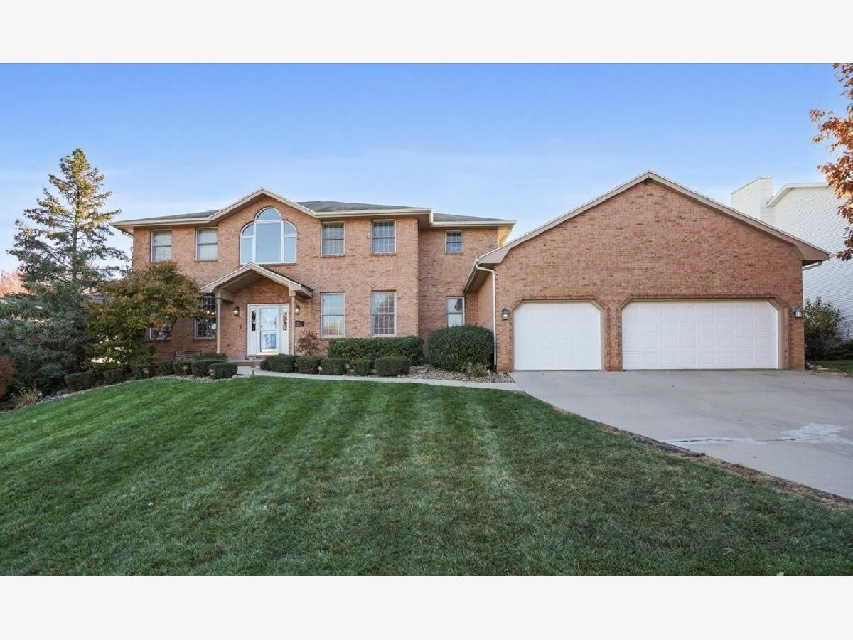 Homes & Condos & Townhomes For Sale Woodland Ridge Bloomington Illinois, 8 Stetson Drive