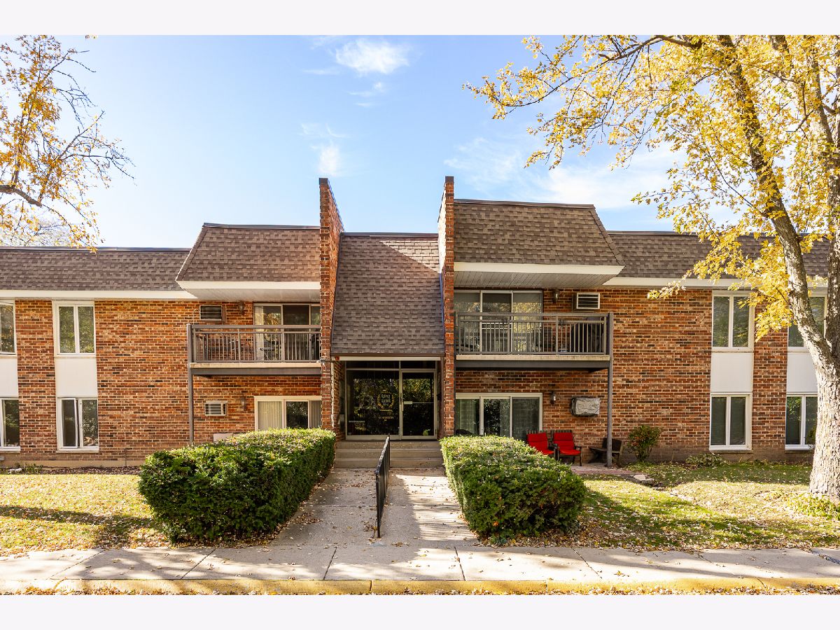 Condominiums For Sale Westbrook West Downers Grove Illinois, 3915 Saratoga Avenue