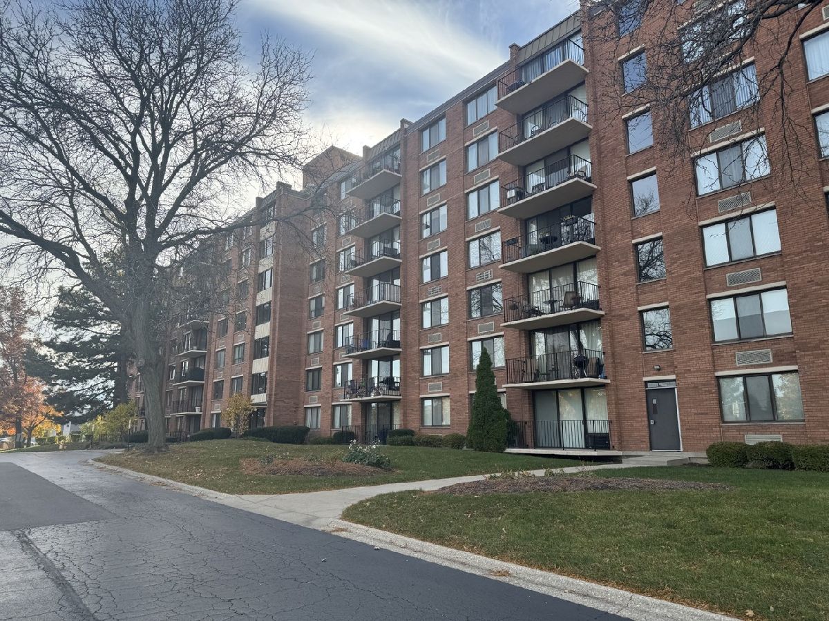 Condominiums For Sale St Regis Lombard Illinois, 2000 Saint Regis Drive