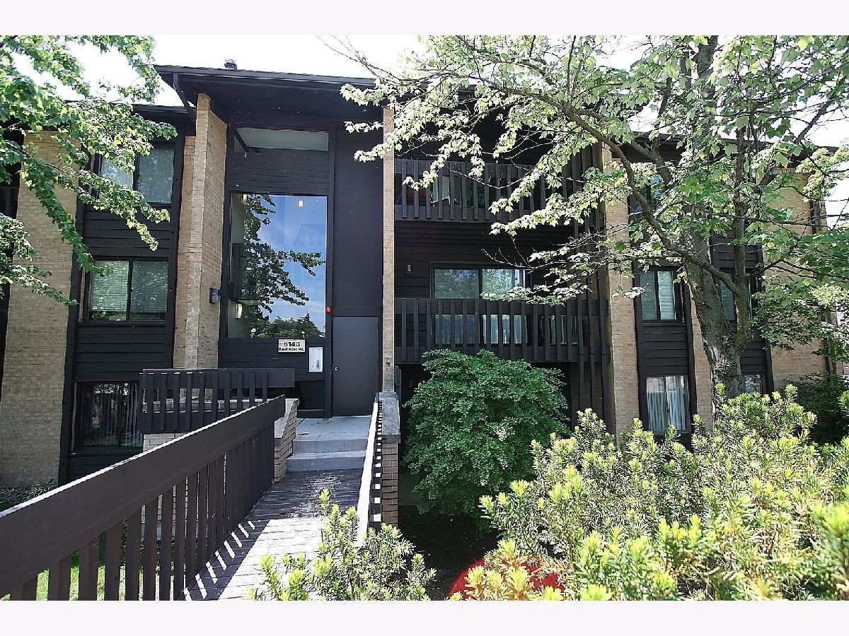 Condominiums For Rent Knolls Willowbrook Illinois, 6143 Knollwood