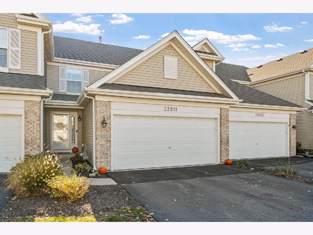 Townhomes & Homes For Sale Parkview Meadows Plainfield Illinois, 23911 Mcmullin Circle