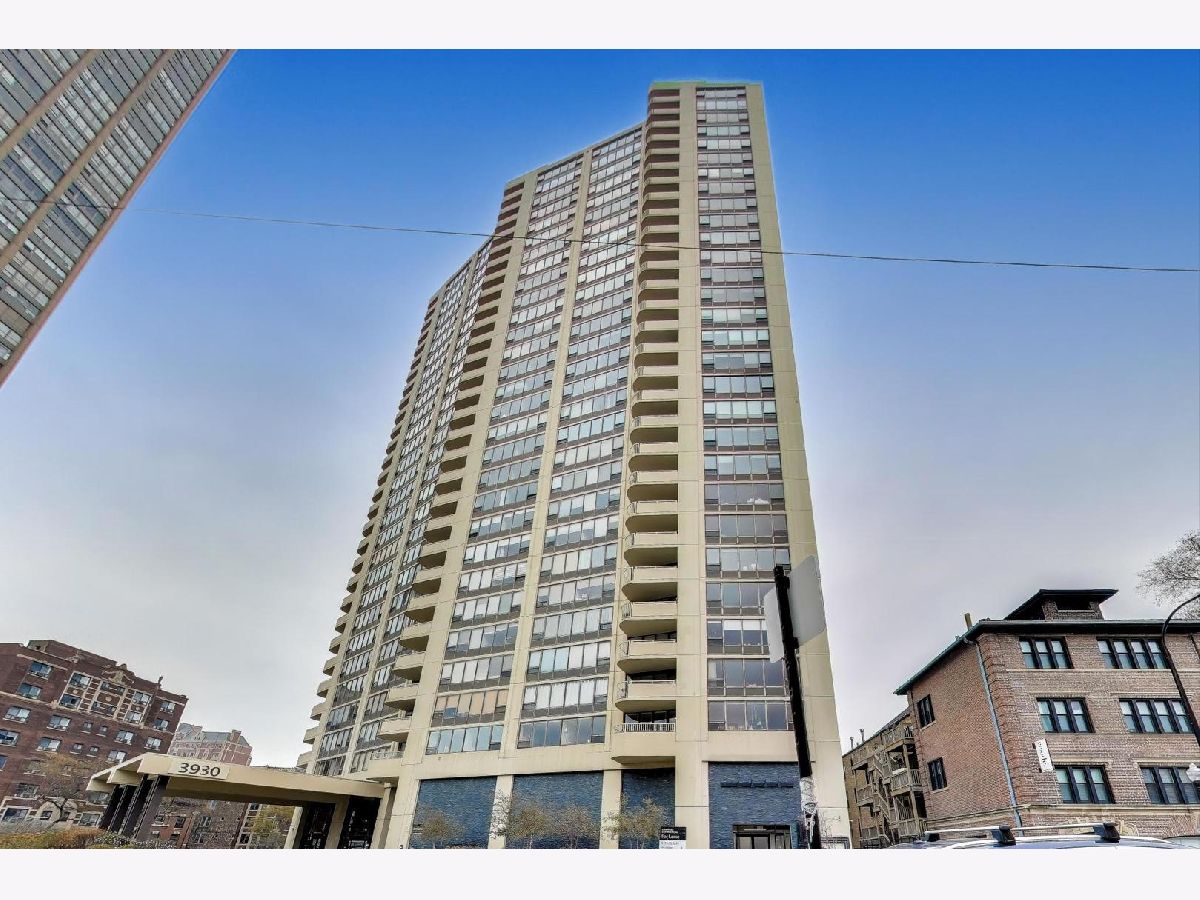  For Sale Chicago Illinois, 3930 Pine Grove Avenue