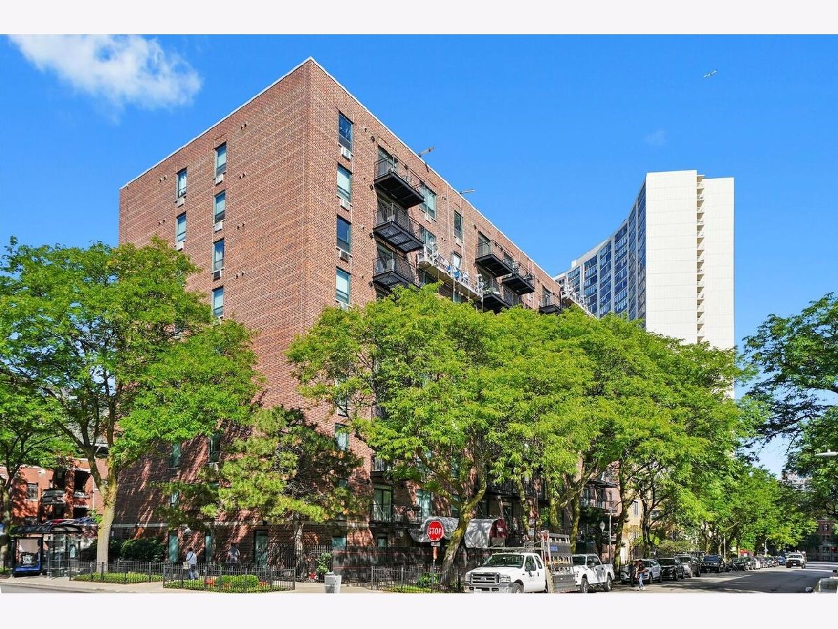  For Sale Chicago Illinois, 3900 Pine Grove Avenue