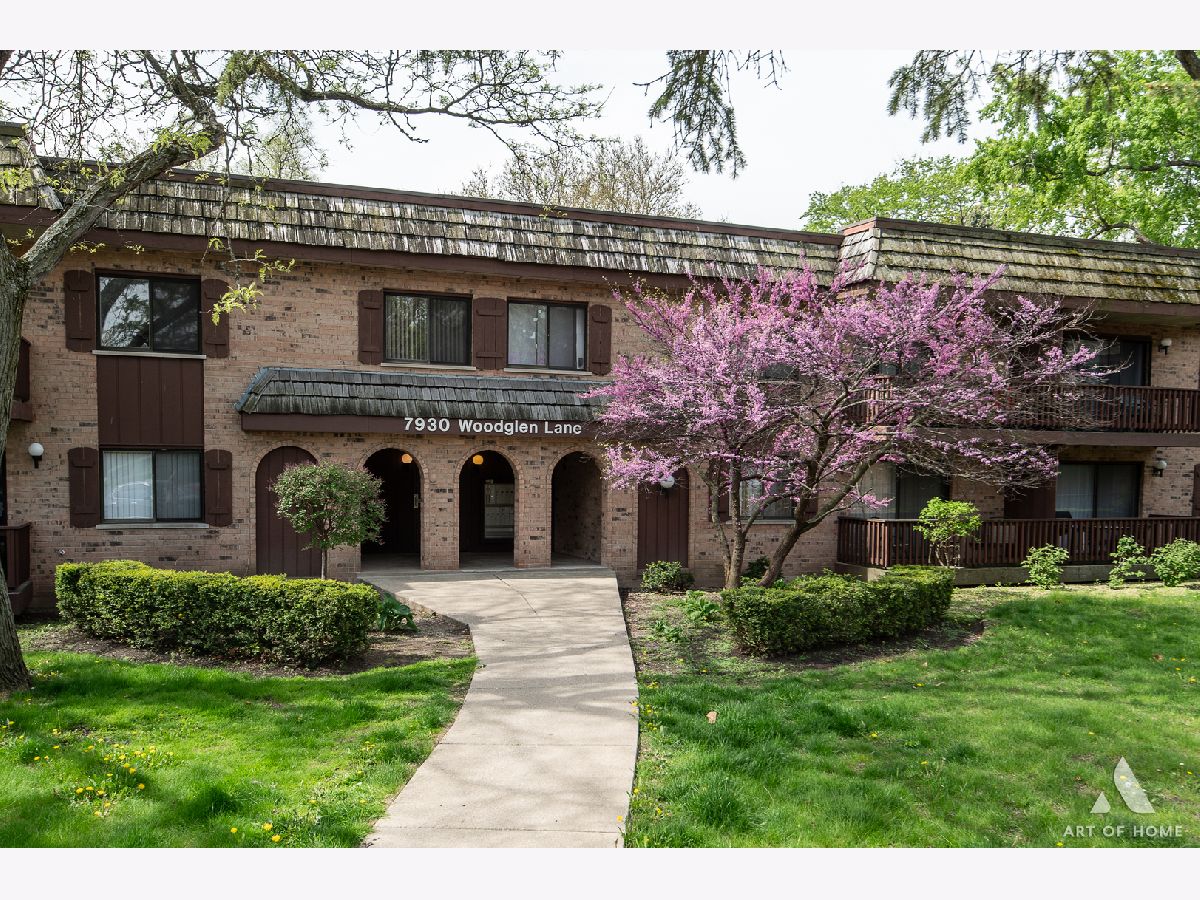 Condominiums & Homes For Sale Lake In The Woods Downers Grove Illinois, 7930 Woodglen Lane