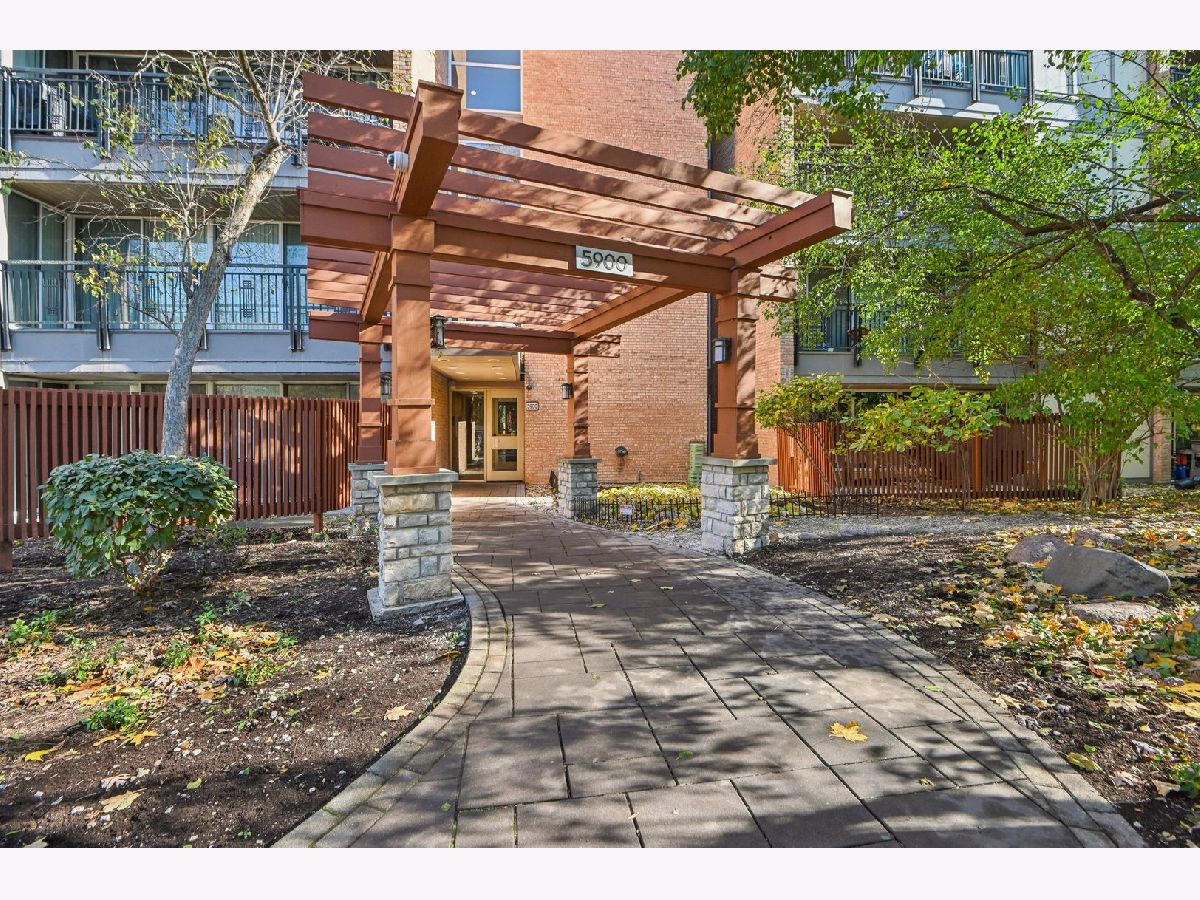 Condos & Townhomes For Sale Four Lakes Lisle Illinois, 5900 Oakwood Drive