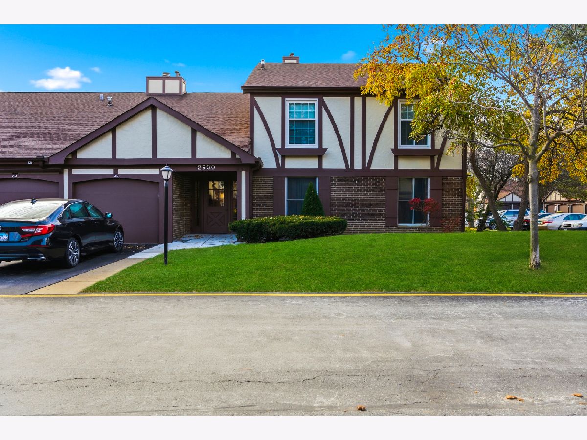 Condominiums & Homes For Sale Willow Bend Rolling Meadows Illinois, 2930 Northampton Drive