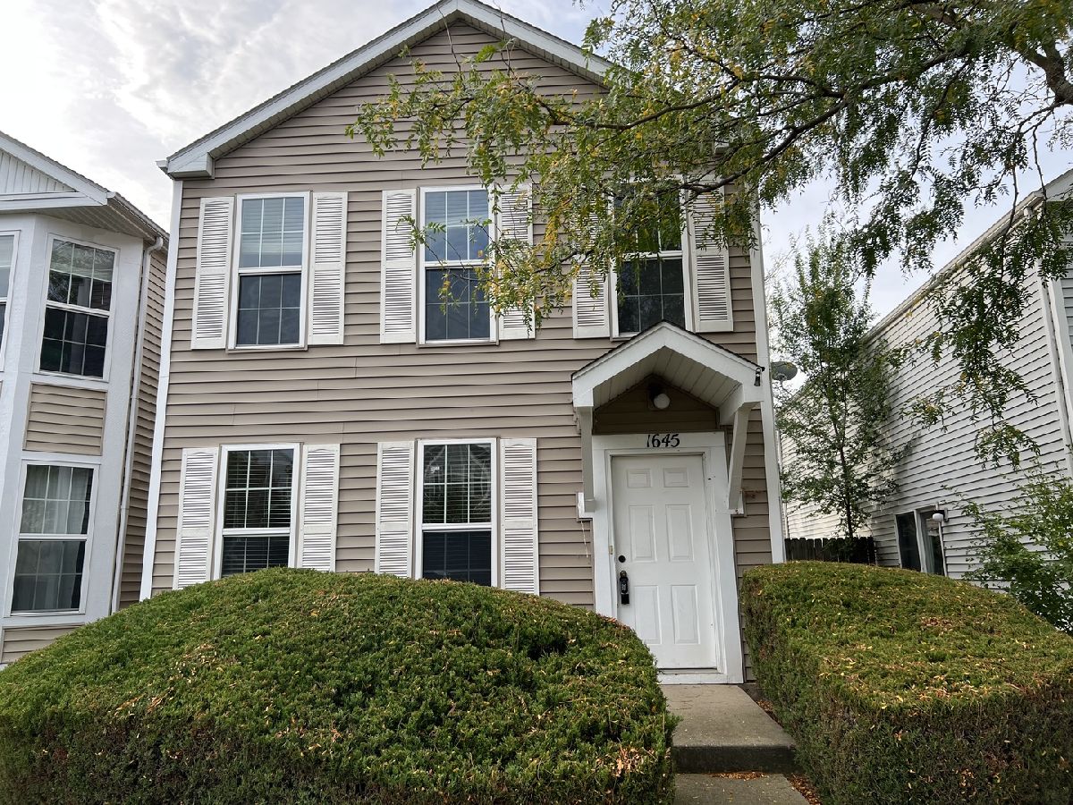 Homes & Townhomes & Condos Rented Hometown Aurora Illinois, 1645 Victoria Park