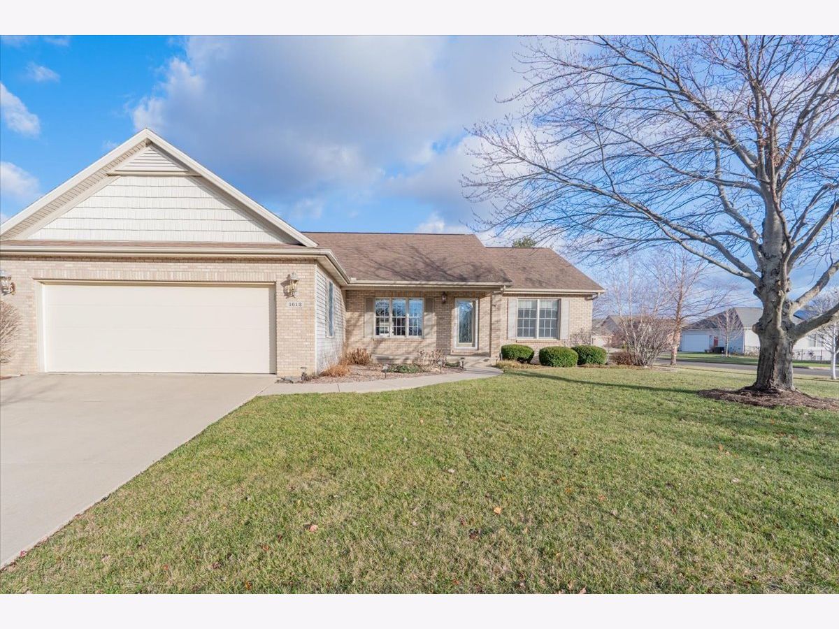  For Sale Bloomington Illinois, 1612 Myra Lane