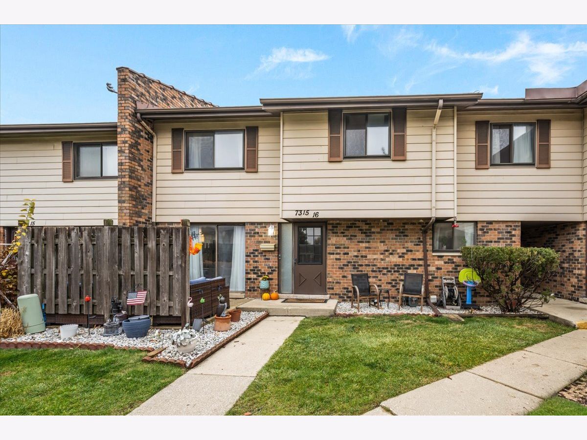  For Sale Downers Grove Illinois, 7315 Winthrop Way