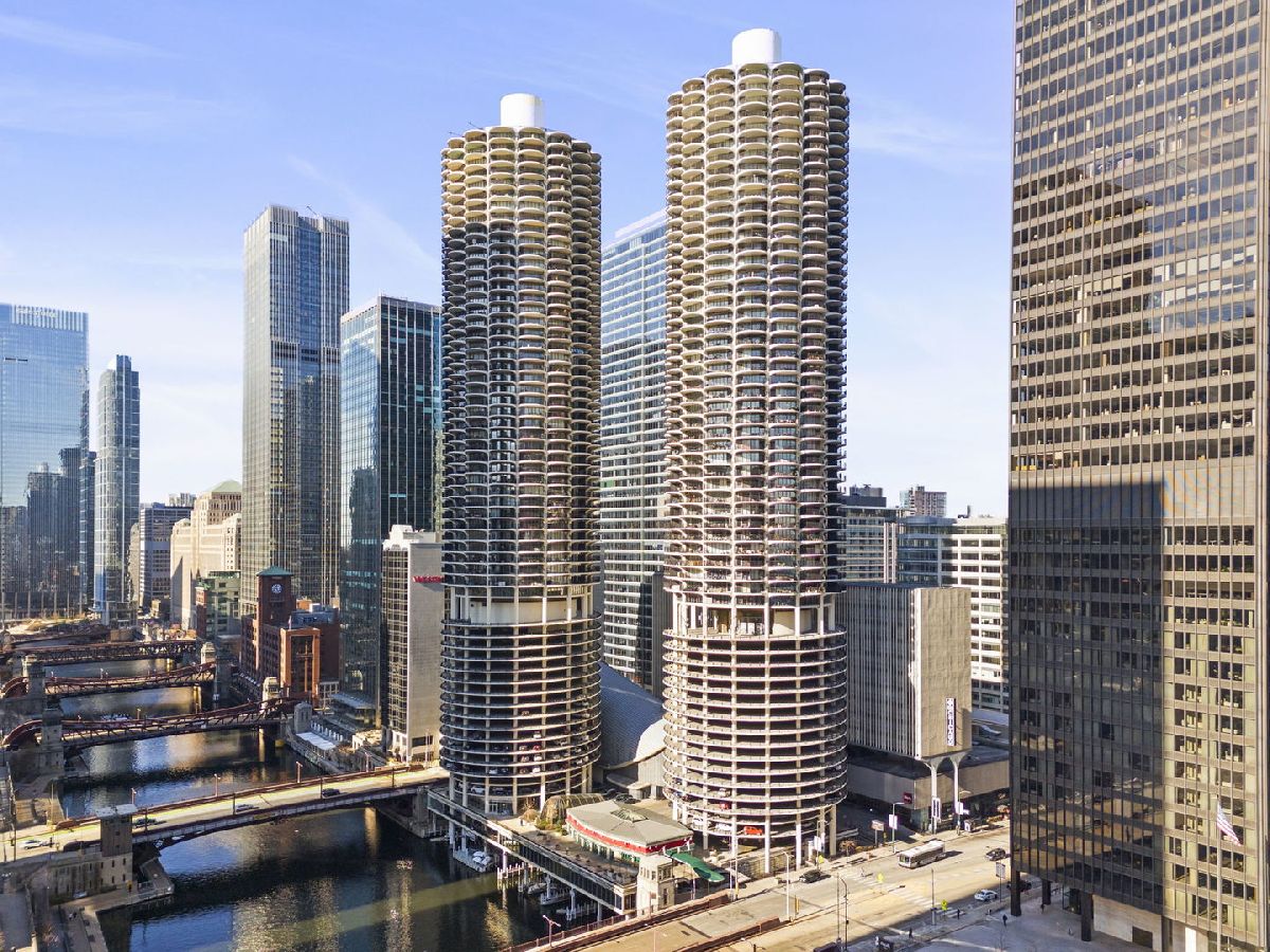 Condominiums For Sale Marina City Chicago Illinois, 300 State Street