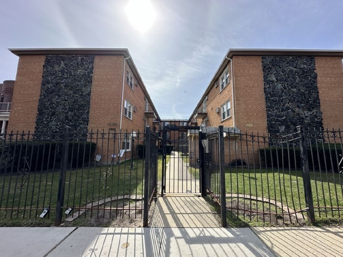  For Sale Chicago Illinois, 1727 Touhy Avenue