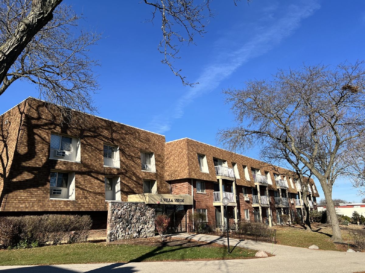  For Sale Buffalo Grove Illinois, 1 Villa Verde Drive