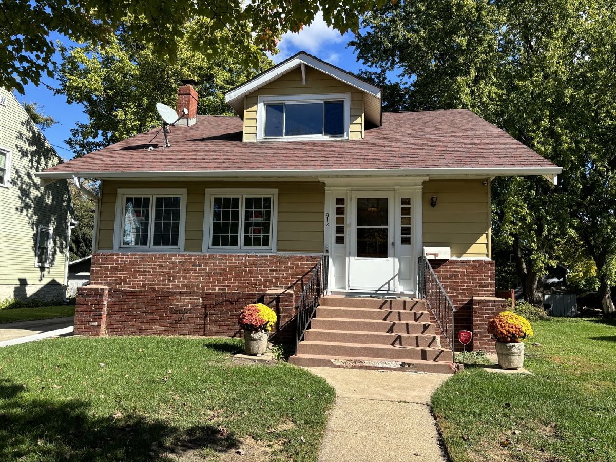  For Sale Woodstock Illinois, 912 Clay Street