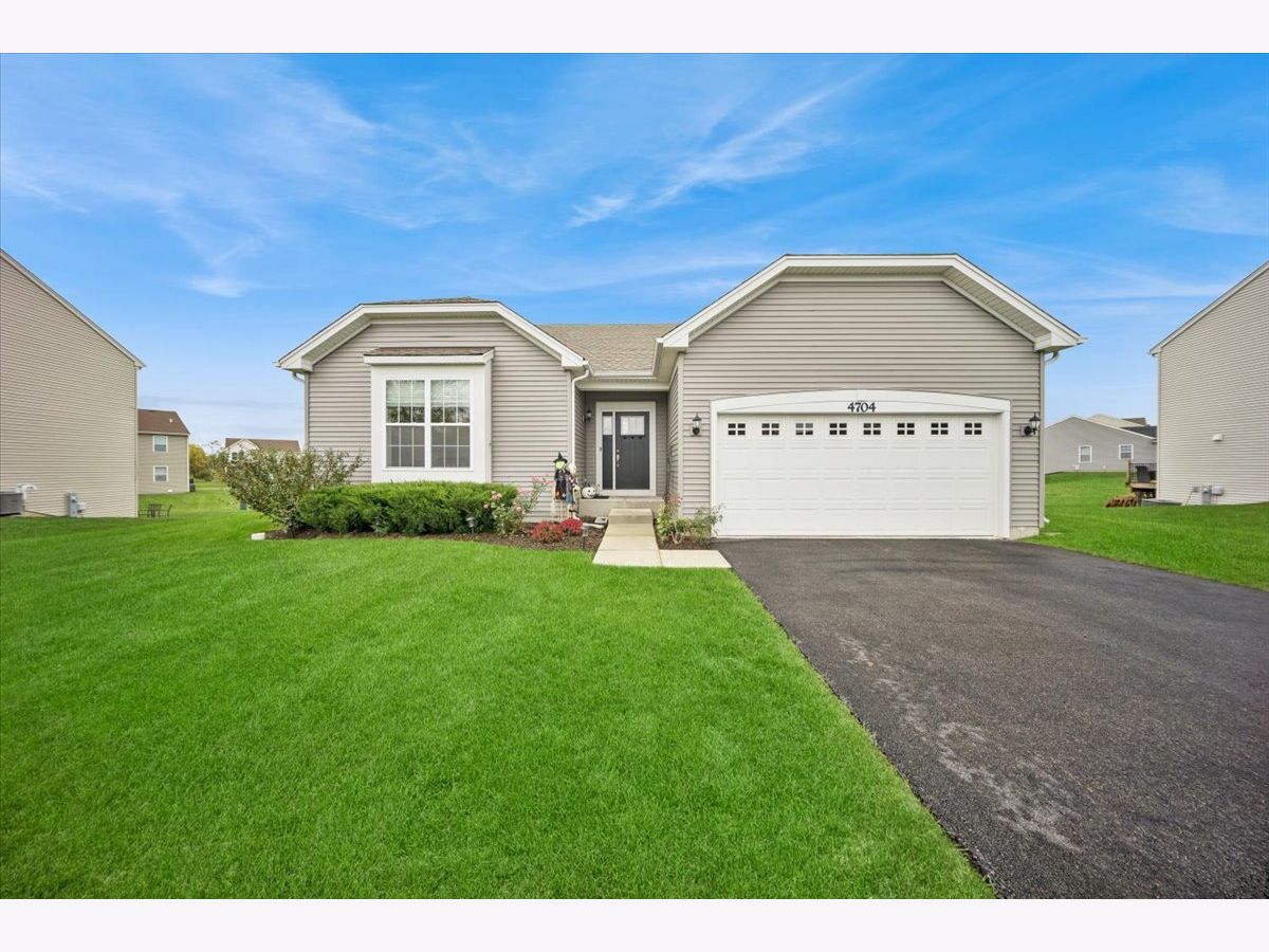 Townhomes & Homes For Sale Meadows Of West Bay Wonder Lake Illinois, 4704 Fox Trail Court