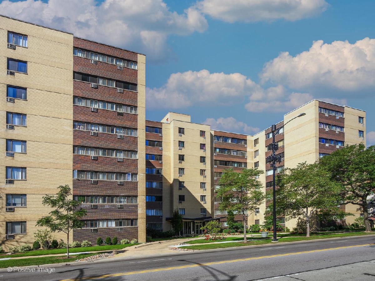  For Sale Chicago Illinois, 6300 Sheridan Road