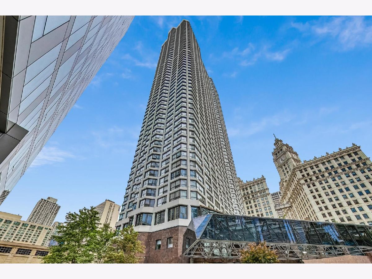 Condominiums For Rent River Plaza Chicago Illinois, 405 Wabash