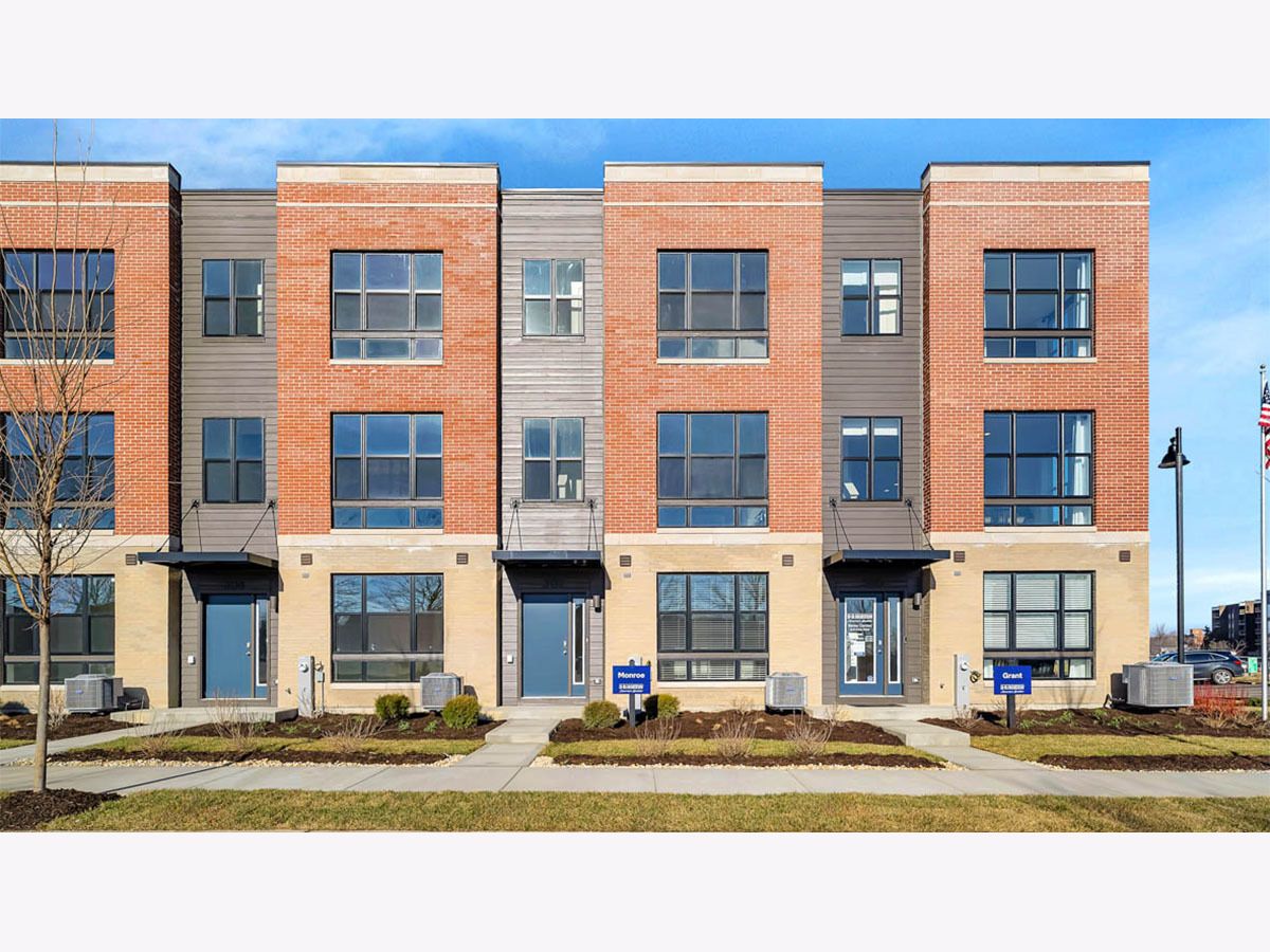 Condos & Townhomes For Sale The Summit At Yorktown Lombard Illinois, 302 Summit Circle