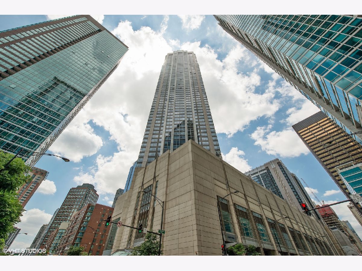 Condominiums For Rent River East Chicago Illinois, 512 Mcclurg