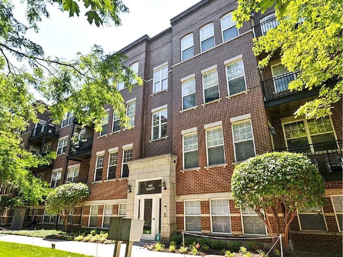 Townhomes & Condos & Homes For Sale Old Town Square Chicago Illinois, 301 Scott Street