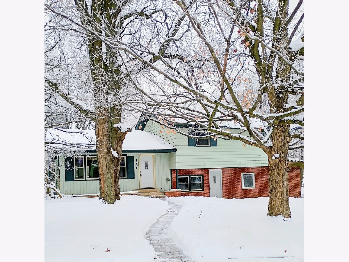  For Sale Dekalb Illinois, 1206 University Drive